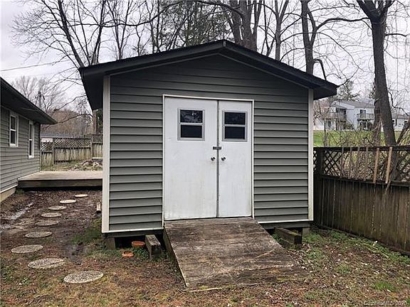 3rd image of 216 Lakeside Dr