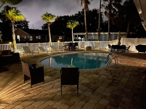 4th image of 305 Bahia Vista Dr