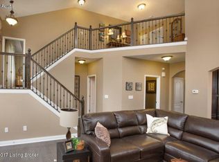 1099 Autumn Crest Ln, Louisville, KY 40245