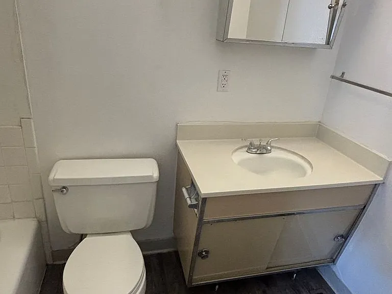 Taylor St Apartment — Photo 40