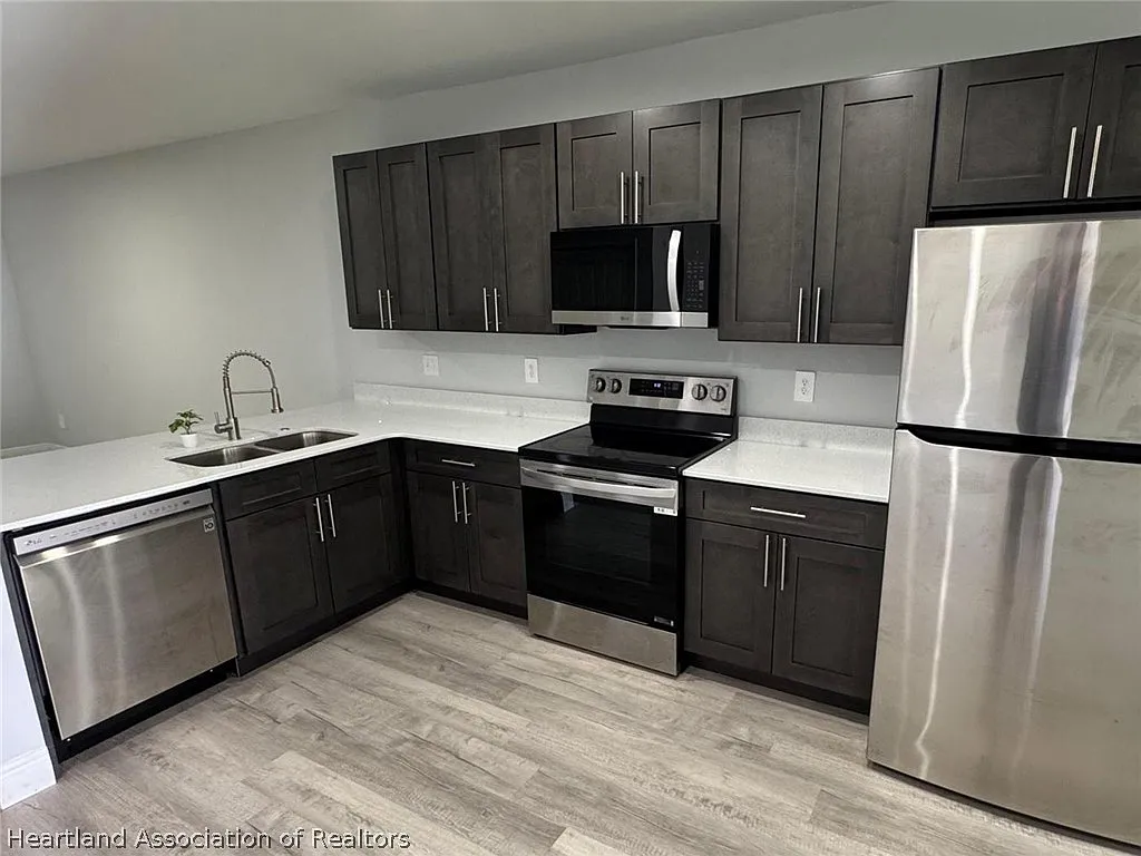 3 bed, 2.0 bath, 1162 sqft, $1,647 — Photo 2