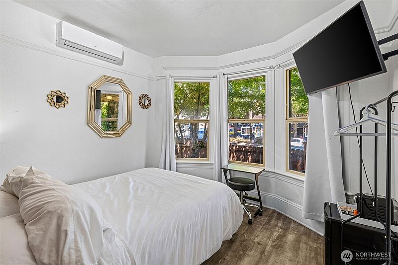 4th image of 1225 E Jefferson Street