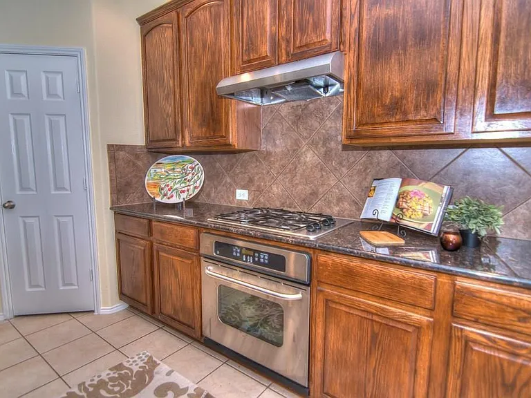 9400 Woodhurst Dr — Photo 7