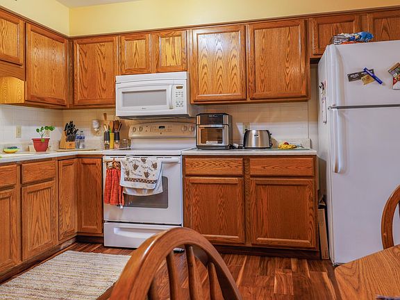 5th image of 2116 Holiday Dr #9