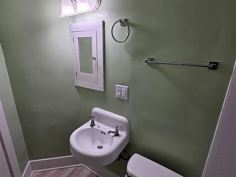 1115 N Forest St #5 — Photo 8