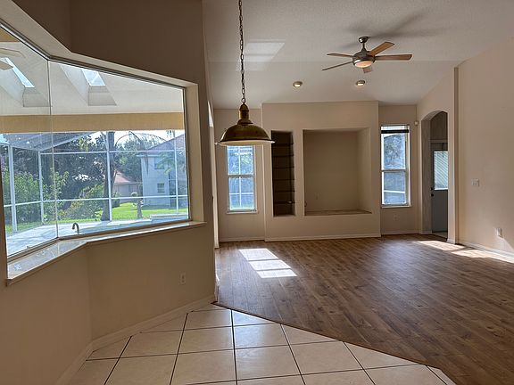3rd image of 8837 Oak Landings Ct