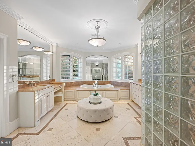 8305 Fox Haven Dr — Photo 35