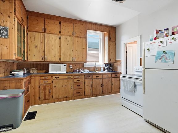 3rd image of 517 Woodlawn Ave