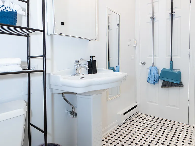 2544 N Burling St #2F — Photo 9