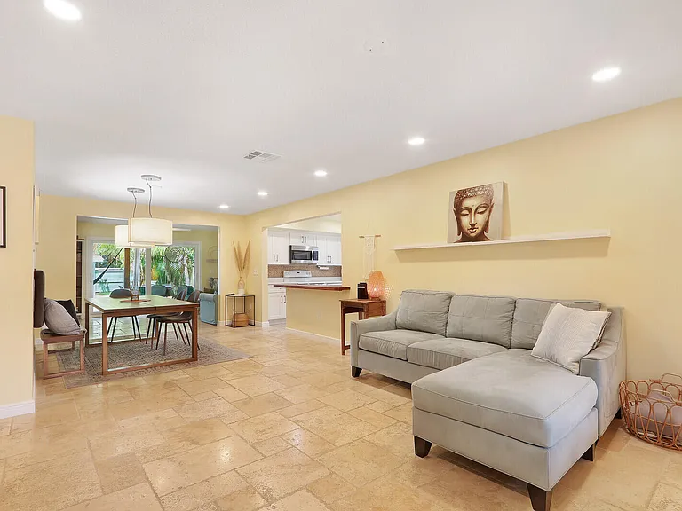 721 N Lakeside Dr — Photo 4