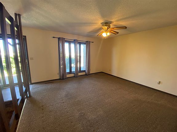 4th image of 910 S Towns Blvd