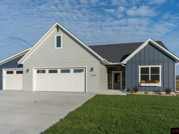 2108 Deerwood Dr, Mankato, MN 56003