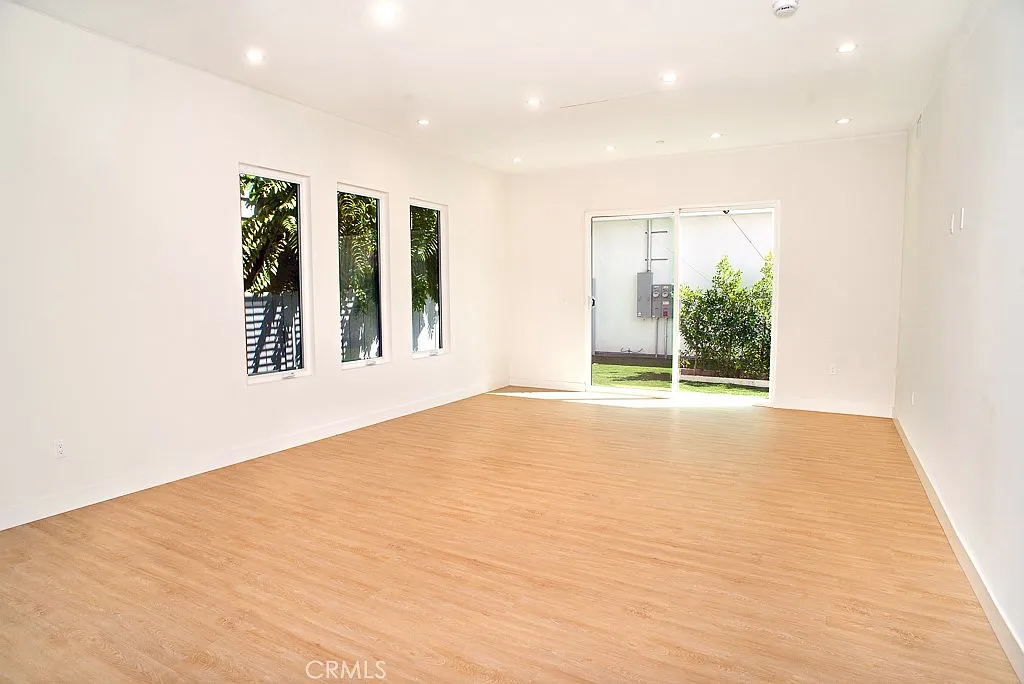3 bed, 3.5 bath, 1580 sqft, $5,950 — Photo 4