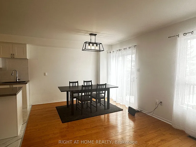 54 Henderson Cres — Photo 6