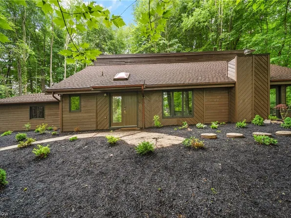 1979 Bridgeview Ln, Conneaut, OH 44030