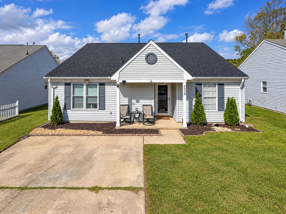 2038 Ealing Cres