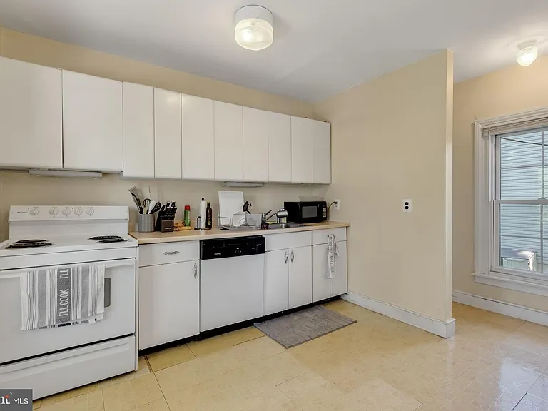 350 Green Ln #2R — Photo 10