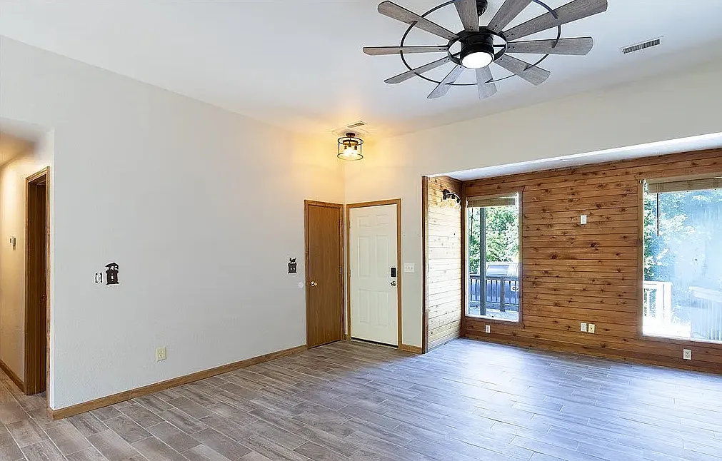 3 bed, $2,000 — Photo 2