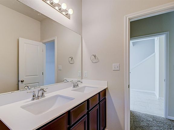 937Stampede_MasterBathroom_2