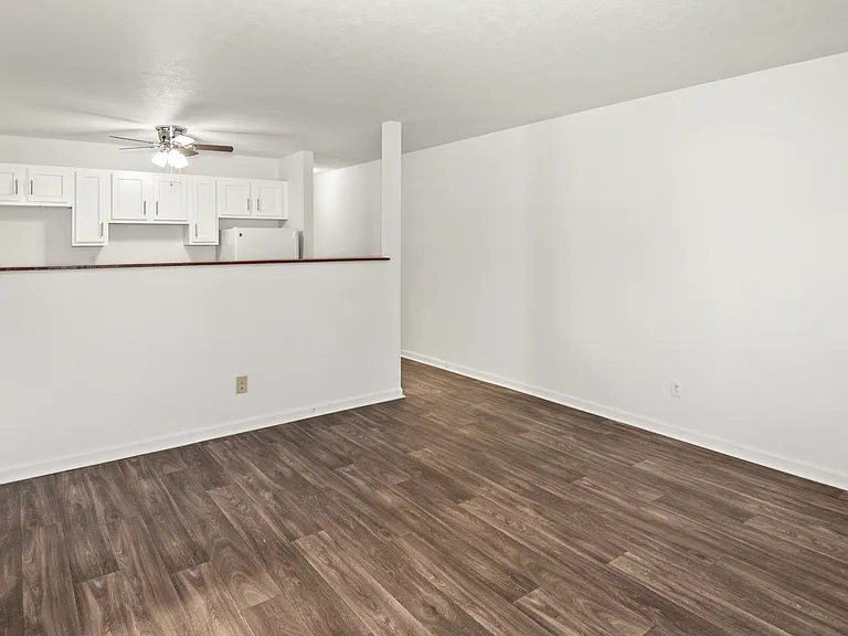 Oldham Square Apartments — Photo 6