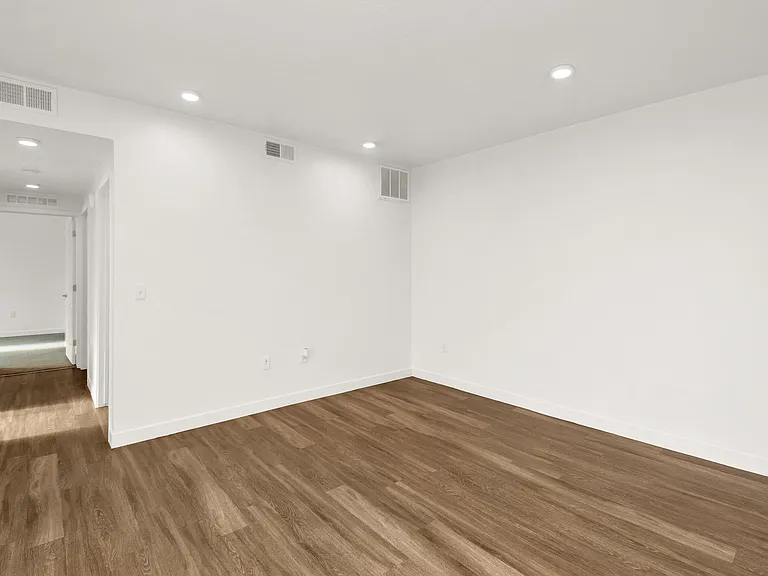 The Guthrie Flats — Photo 16