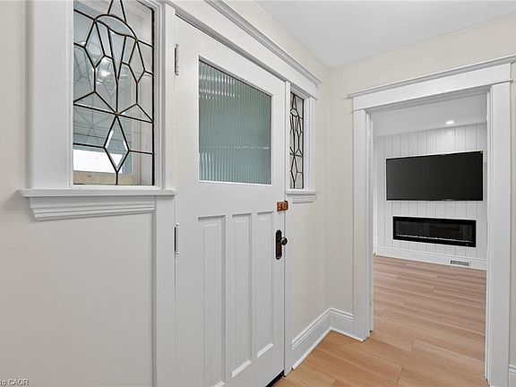 4th image of 101 Houghton Ave S