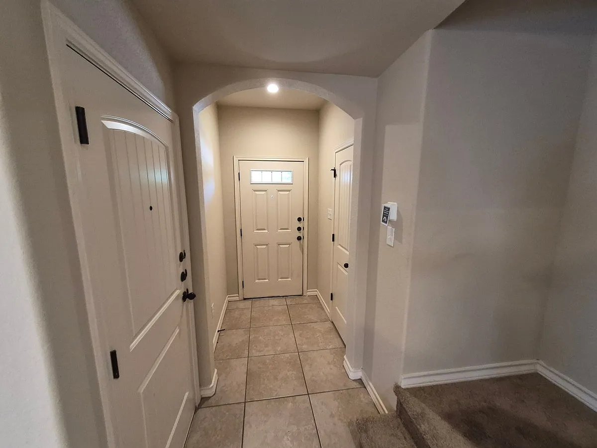 Building Photo - 7014 Lakeview Dr #102