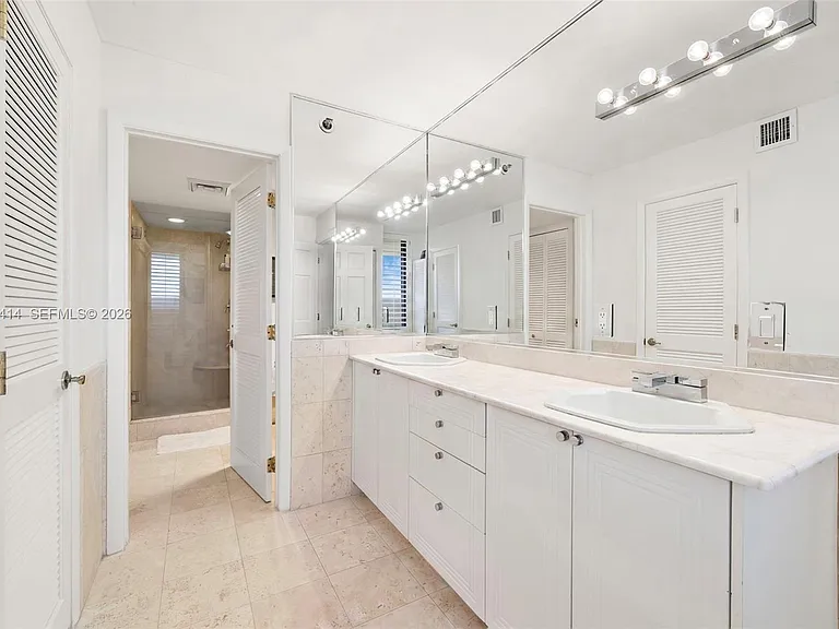 2575 S Bayshore Dr #11B — Photo 15
