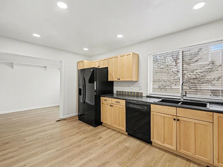 1050 S Monaco Pkwy #49 — Photo 8