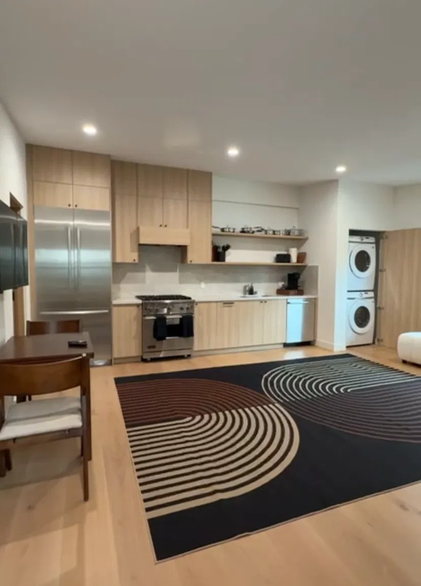 Studio, 400 sqft, $3,200 — Photo 3