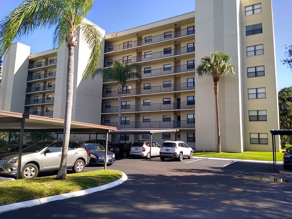 800 Cove Cay Dr #4G