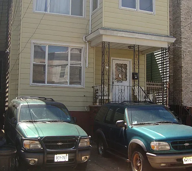 35 Woodlawn Ave — Photo 2