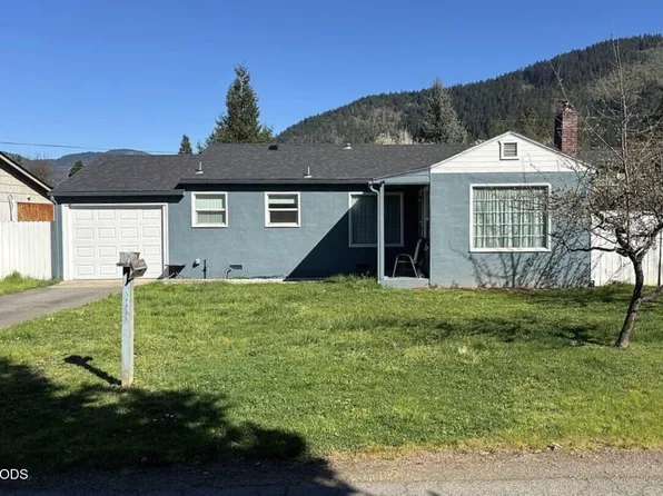 1611 Apple Ln, Grants Pass, OR 97527