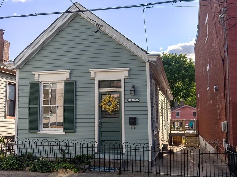 817 Perry St — Photo 11