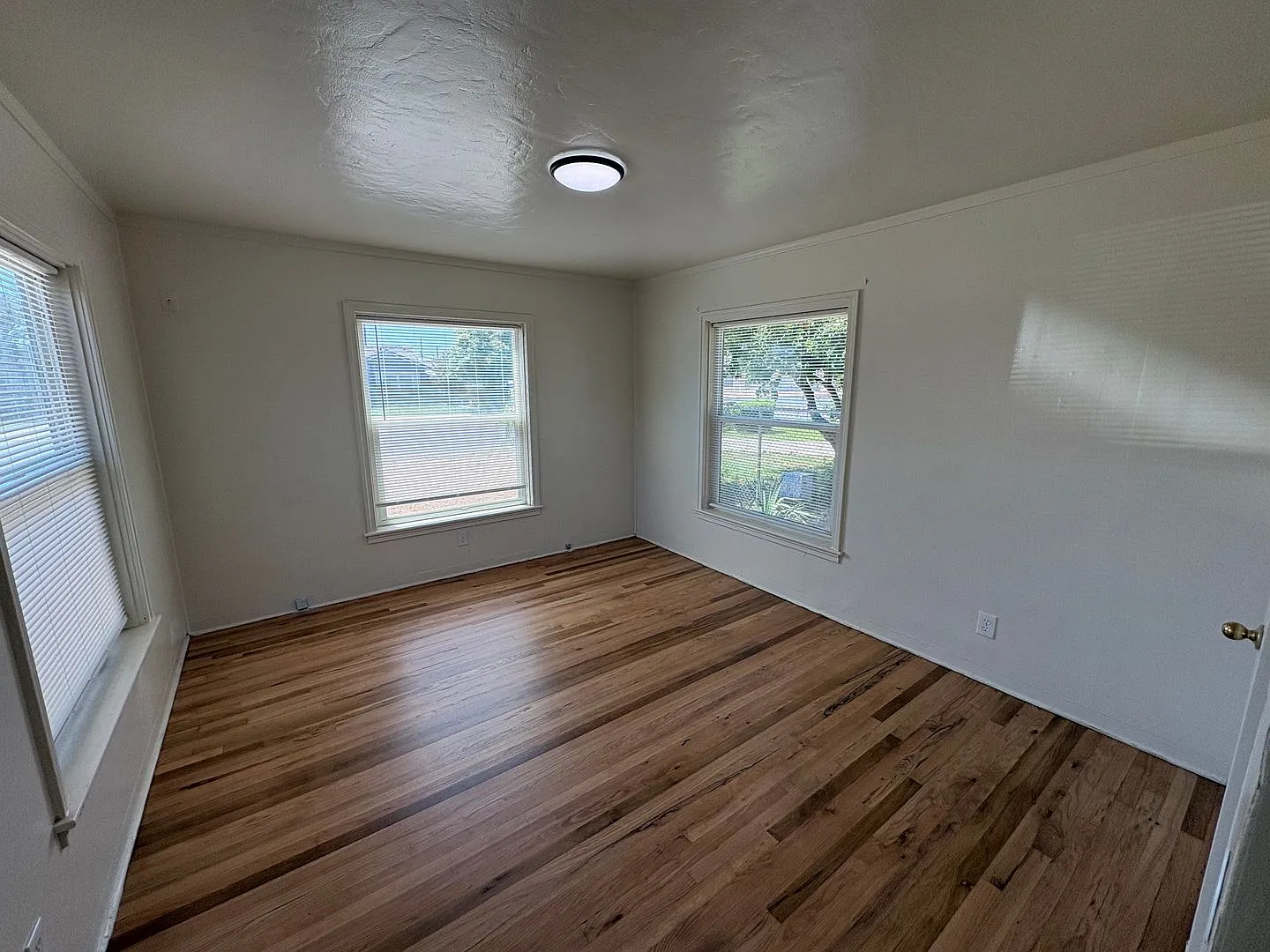 Charming Cozy Home for Rent Available Now! — Photo 3