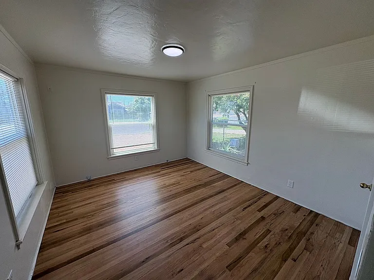 1216 N Conyer St — Photo 3