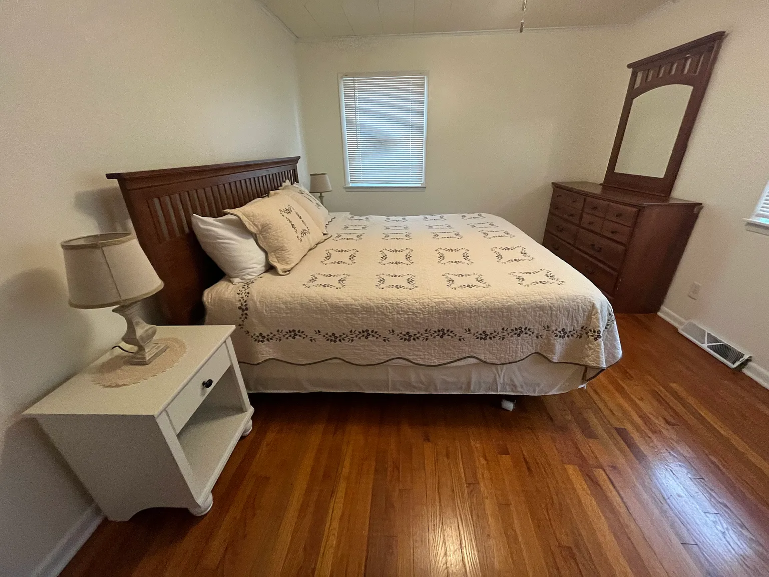 3 bed, 1.5 bath, 1292 sqft, $1,600 — Photo 3