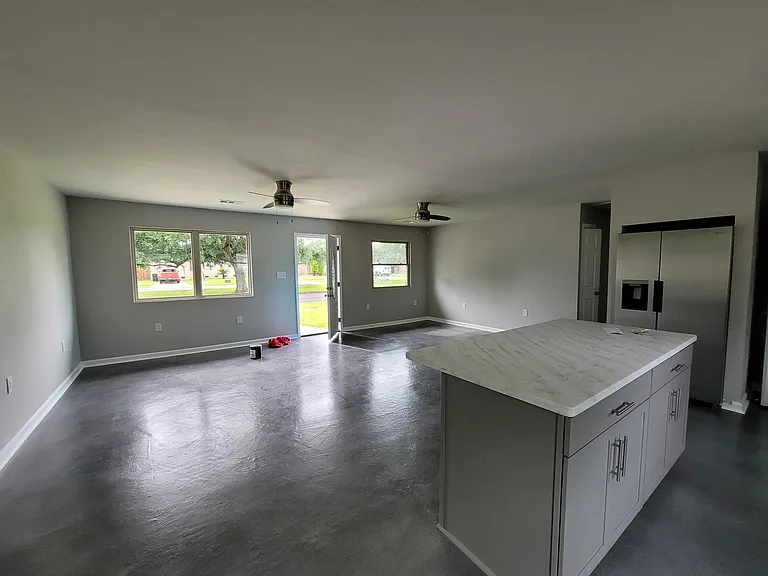 525 E Loyola Dr — Photo 2