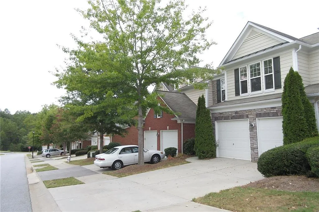 3 bed, 2.5 bath, 1768 sqft, $2,400 — Photo 1