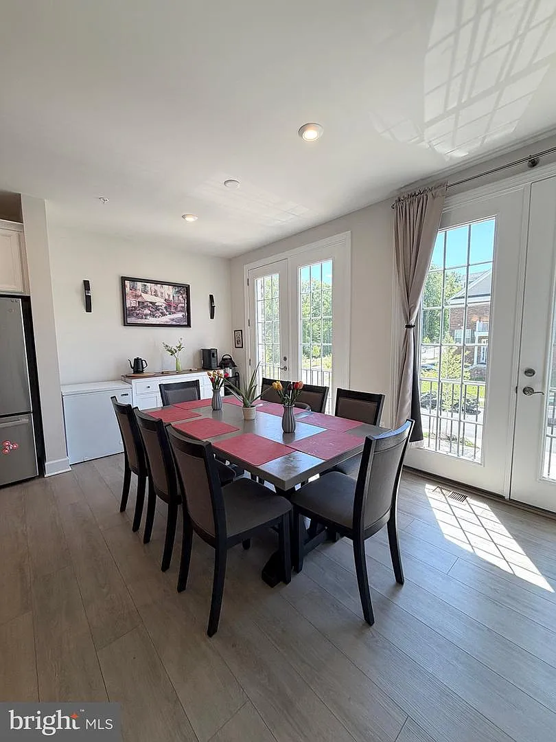 3 bed, 5.0 bath, 2880 sqft, $4,150 — Photo 3