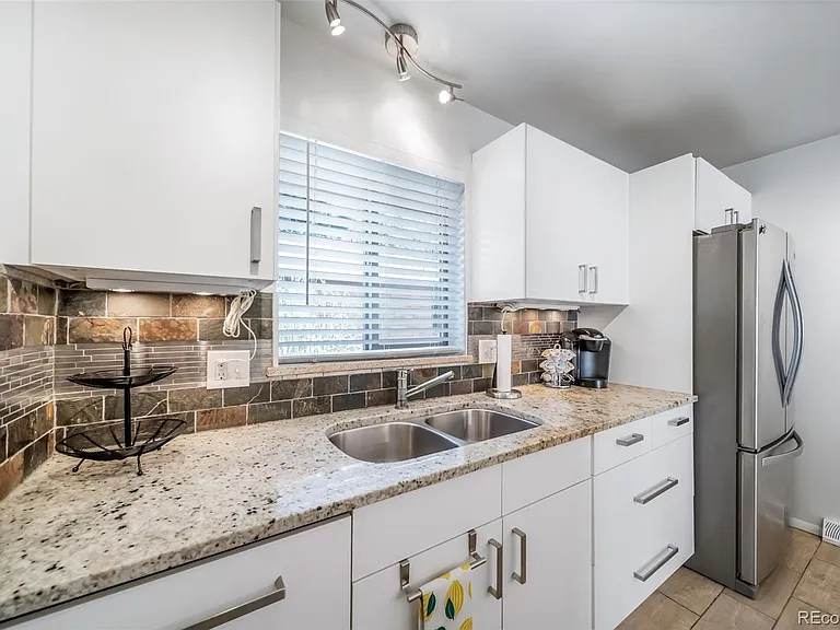 532 N Clayton St — Photo 16