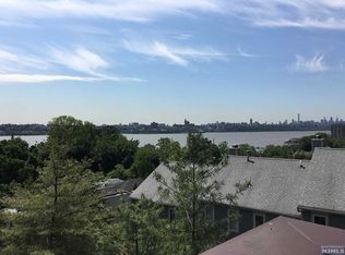 18 Leary Ln, Edgewater, NJ 07020