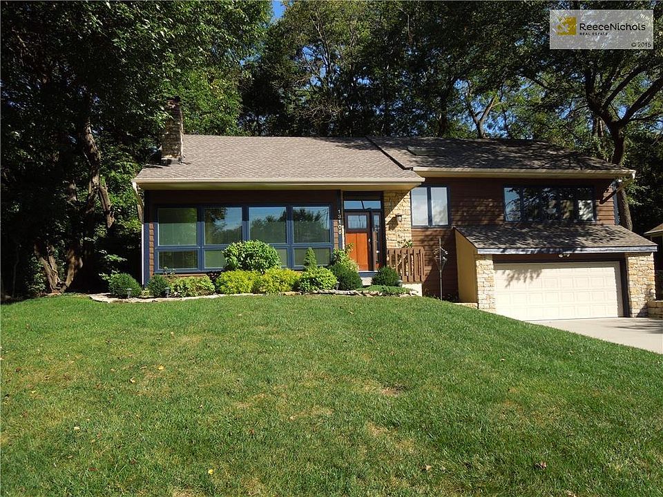 Original owner, gold-level passive solar home, all electric! KCP&L level-payment plan is $179/month!  Wow!!