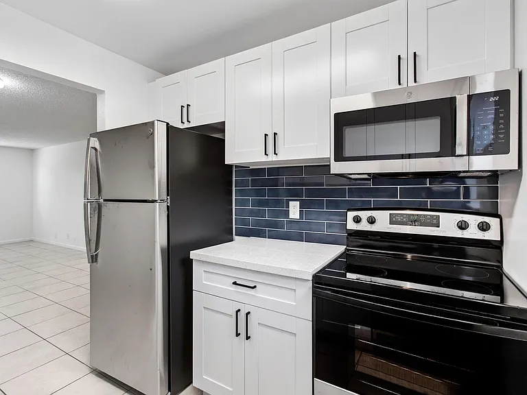 450 SW 2nd Ave #205 — Photo 3