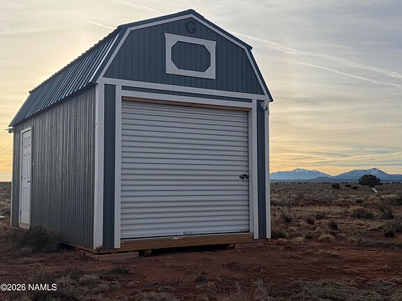 2nd image of 1067 E Hurd Rd