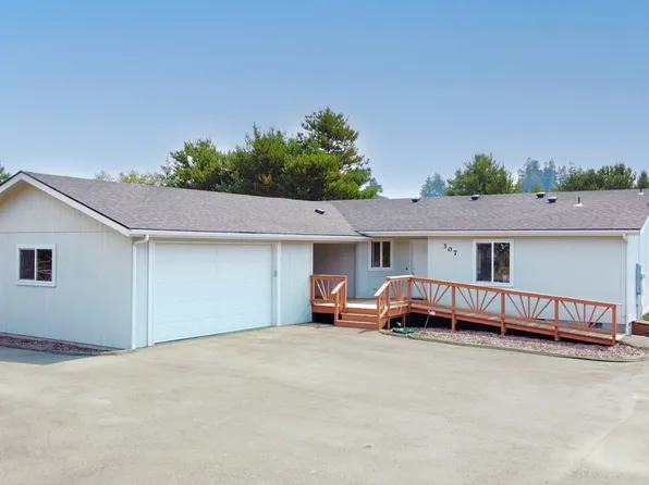 307 Airport Way, Lakeside, OR 97449