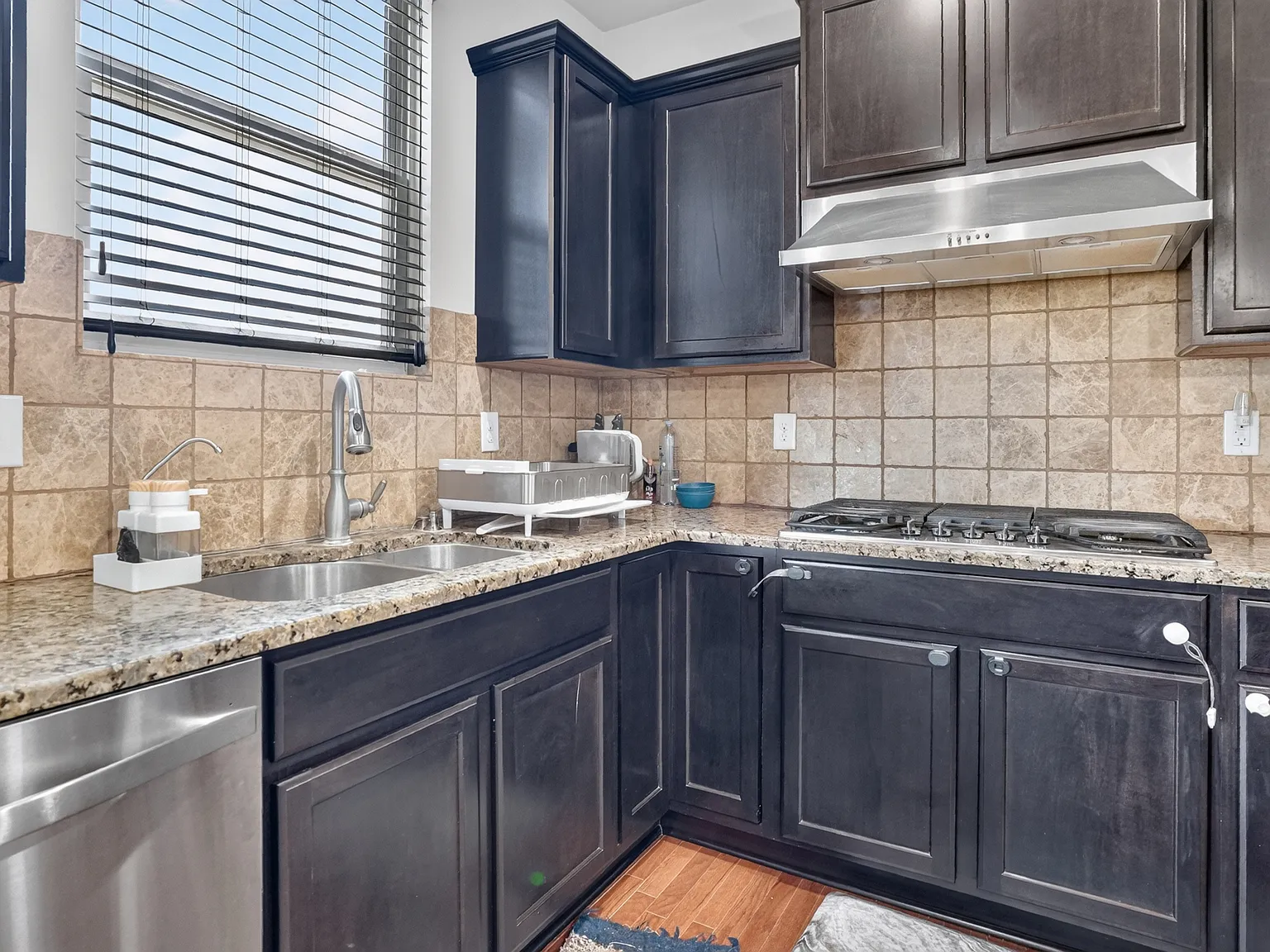 3 bed, 2634 sqft, $3,950 — Photo 4
