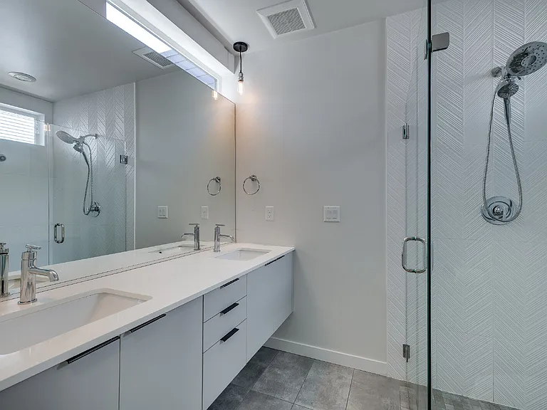 216 10th Ave E — Photo 16