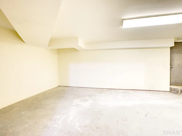 24 Hollow Wood Ln — Photo 17