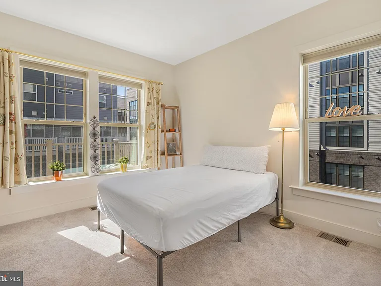 813 Rockwell Ave — Photo 14